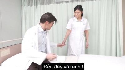 Em y tá dâm nữ cùng bác sĩ giao lưu trong giờ nghỉ