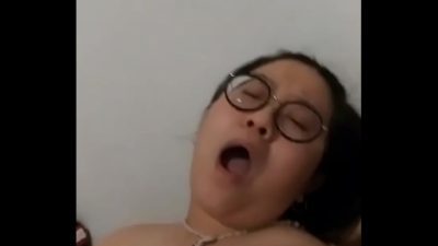 Cô nàng đeo kính chubby tự sướng rên to vãi