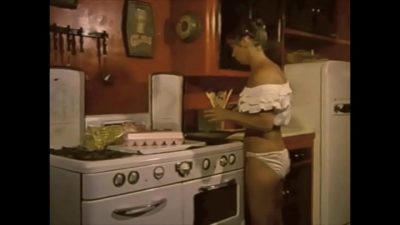 Phang nhau trong nhà bếp với bà chị gái nóng bỏng quá